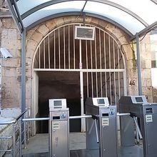 入口はチケットをかざして入場します