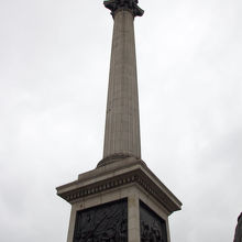 ライオン像の真ん中の塔