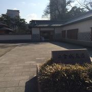 小倉城脇に江戸時代の大名屋敷を再現した庭園あり。