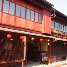 格子戸が印象的な町並み