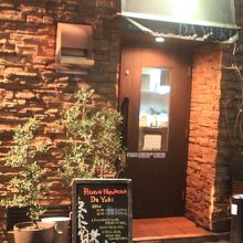 レンガの色合いが、落ち着いた雰囲気のお店です。