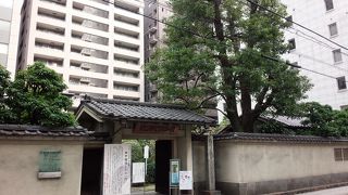 町の真ん中にあります