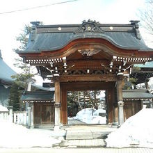 細やかな装飾の入った山門です。