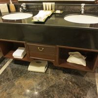 白い袋に入っているのがドライヤーです