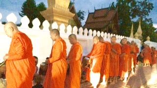 托鉢の僧侶たち