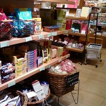 輸入菓子も充実しています。