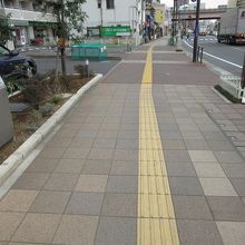 むかって左のプレート