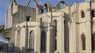 地震で倒壊した大きな教会です。