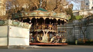 パリの街には、あちこちにメリーゴーラウンドがあります。