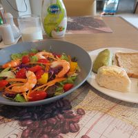 ある日の朝食メインはサラダ（前日にオーダー）