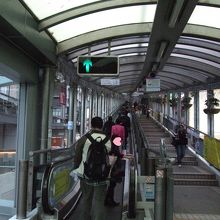 動くスピードはとても速いので手すりにつかまること