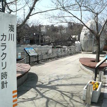 ハットリくんロードから川沿いに少し脇に入った所にあります。