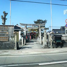 商店街の中にある神社です