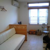 細長い部屋です。ソファーはベッドにもなります。