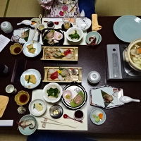 夕食です。鍋にはイセエビが入っていました。