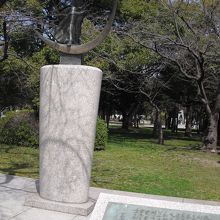 そばに原爆死没者慰霊碑があります