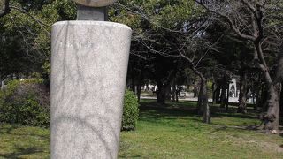 原爆死没者慰霊碑のぞばにあります