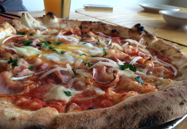 パンチェッタとポーチドエッグのピザ