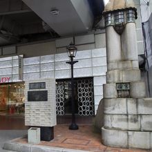 「煉瓦銀座之碑」 は左手前