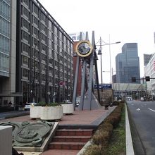 かなり大きなモニュメント (正面奥がＪＲ東京駅)