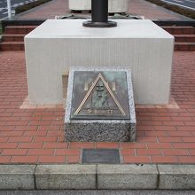 正面の名板 (手前が横断歩道)