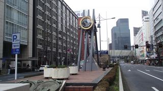 この鐘は 中央区平和都市宣言 の記念とのことです