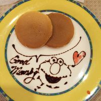 朝食バイキングではパンケーキに絵を描いてもらえます。
