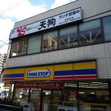 ビルの２階にあります