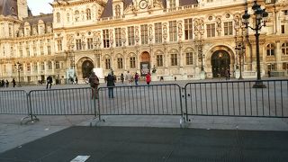 パリ市庁舎前の広場