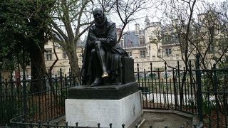 モンテーニュの銅像がソルボンヌ大学側の歩道に建っています。