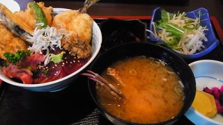 ご当地メニューの「三浦どん」は地元産の魚も野菜も楽しめる