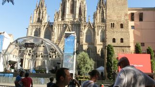 中は静かな大聖堂です。