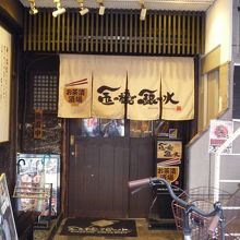 ビルの奥まったところにあります