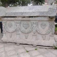 ゲート前に置かれた立派な石棺