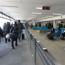 ターミナル内は歩きます