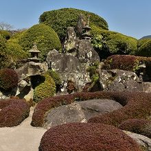 遠くの山を借景にした庭もあります