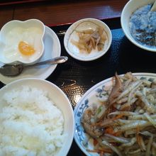 ランチ。ジャガイモと豚肉の炒め、850円。