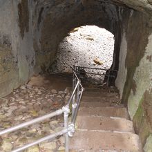 階段を下りていきます。