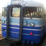 新潟15時22分発の列車はボックス席の３両編成の電車にサービスダウン
