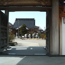 入口の門の奥にマンガのキャラの石像が並んでいます。