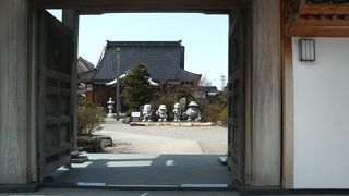 門をくぐると喪黒福造がお出迎えするお寺