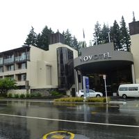 周囲は車が多い。帰国日、渋滞の為にタクシーが遅れて焦った。