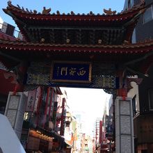 細長い道が続きます