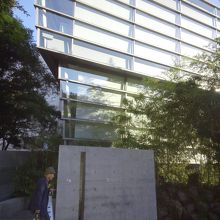 空も写しこむガラス張りの建物。