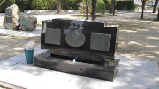 原爆投下直後の広島の人々を治療した医師の記念碑です