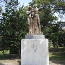 平和の池の近くにあります