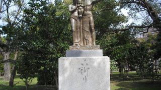 平和の池の少し東側にあります