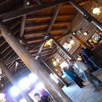 ロビーを暖炉側から見たところ