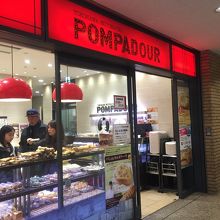 赤い看板が目印