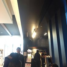 オープン前から行列ができています